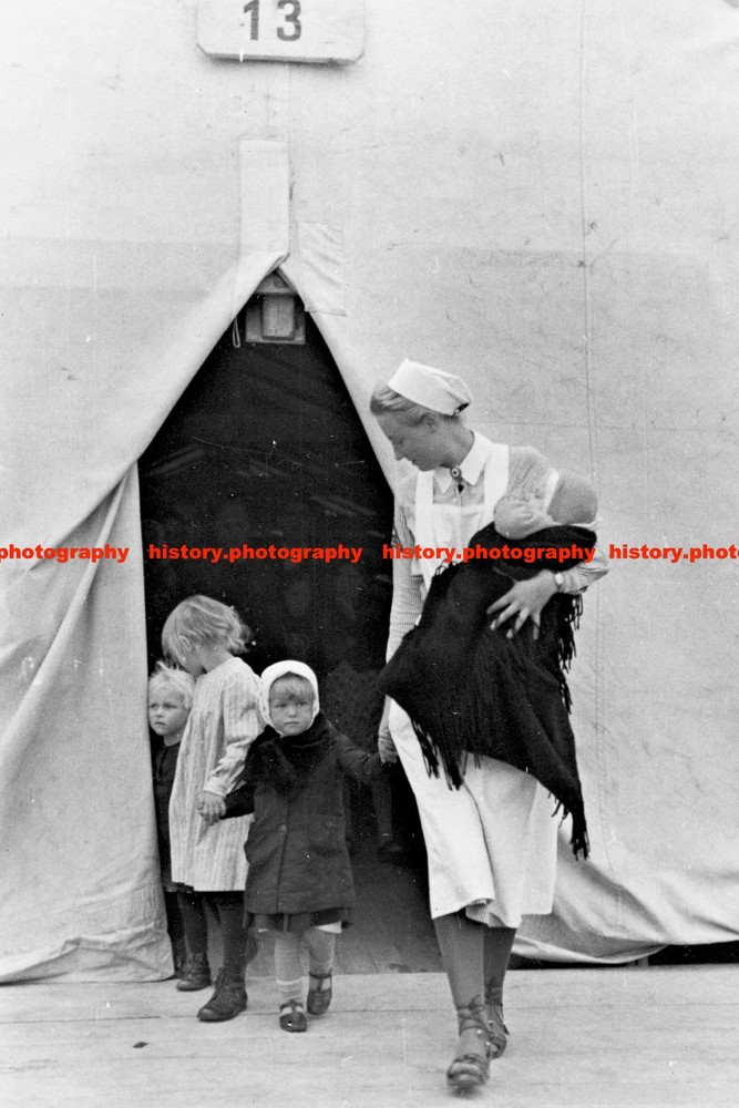 F013145 DRK Nurse Resettlement Of Germans From Bessarabia Semlin Belgrad c1941 W