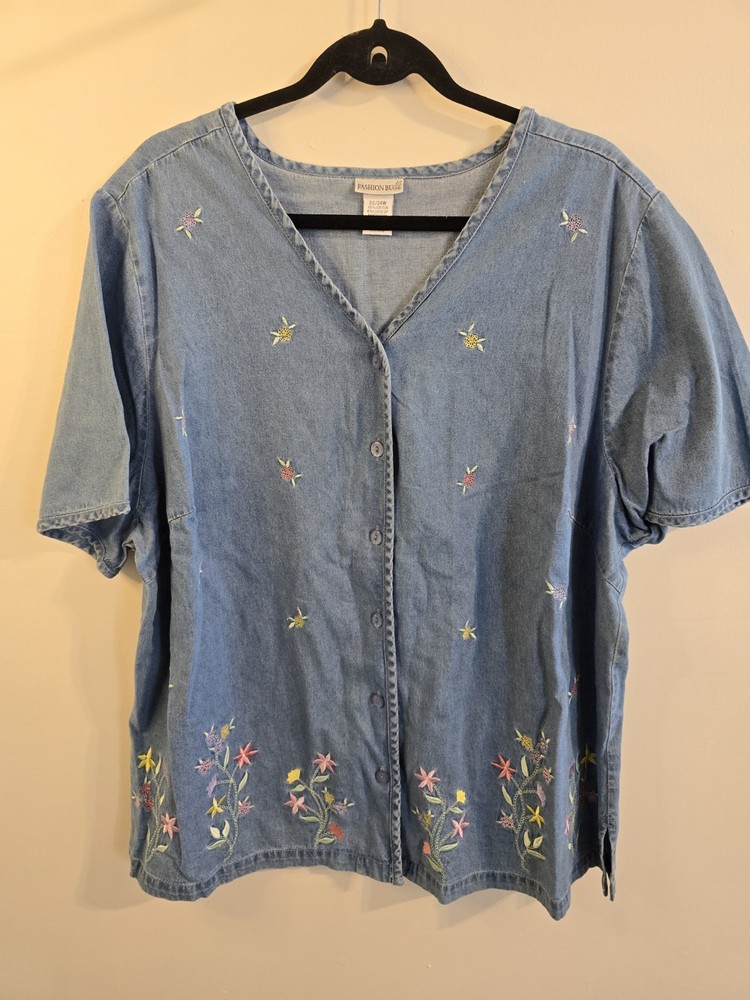 Women’s Denim Short Sleeve Shirt W/ Embroidered Flowers Vintage Size 22/24