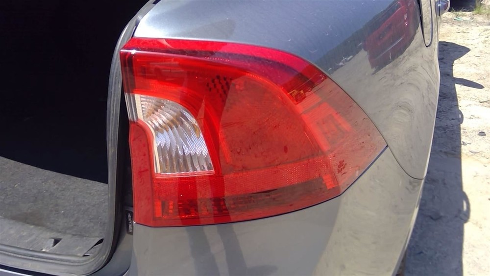 14-18 VOLVO S60 Passenger Tail Light Quarter Panel Mount VIN Y 727076
