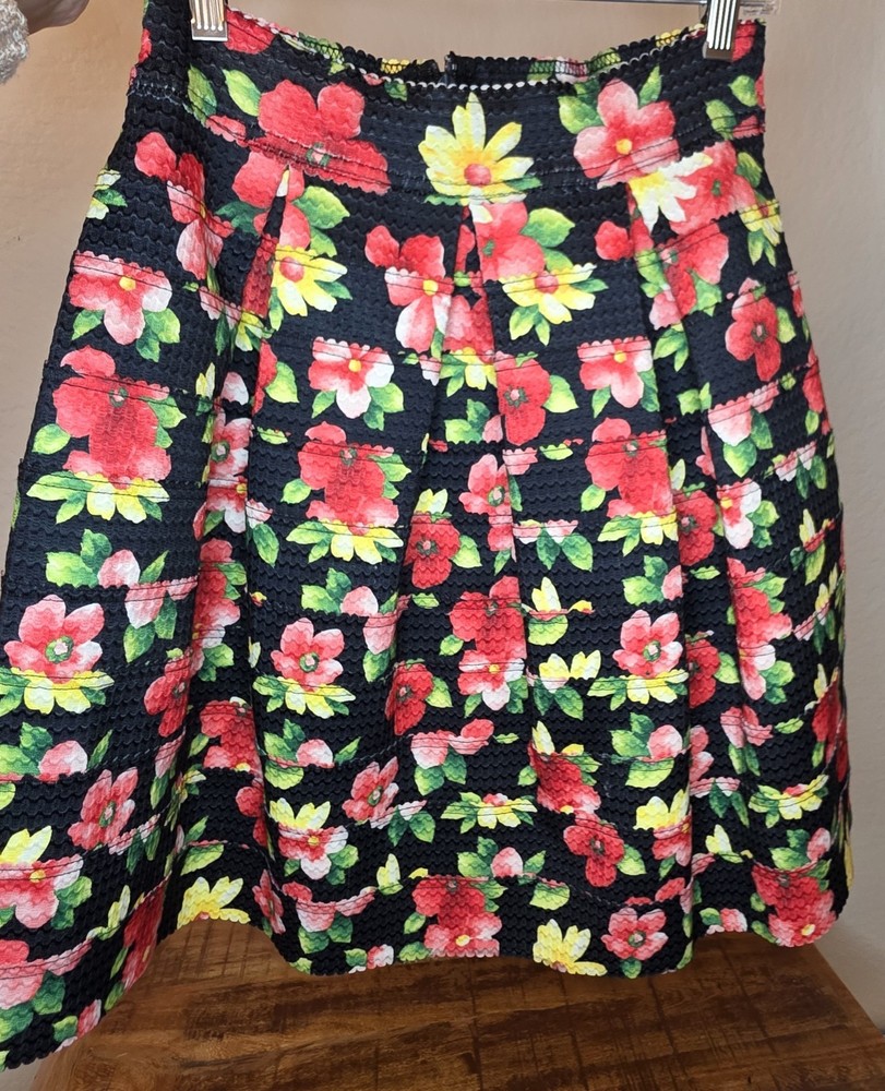 Gracia Skirt with Box Pleats Black with Floral Print Medium
