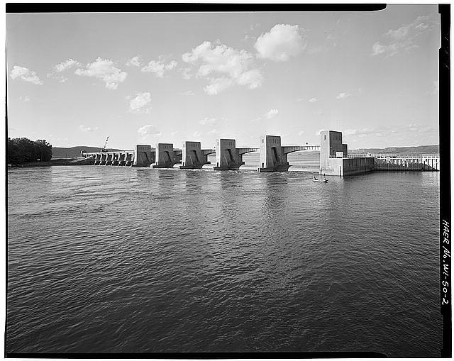 2. OVERALL VIEW DAM, LOOKING NORTH, UPSTREAM - Upper Mississippi River 9-Foot