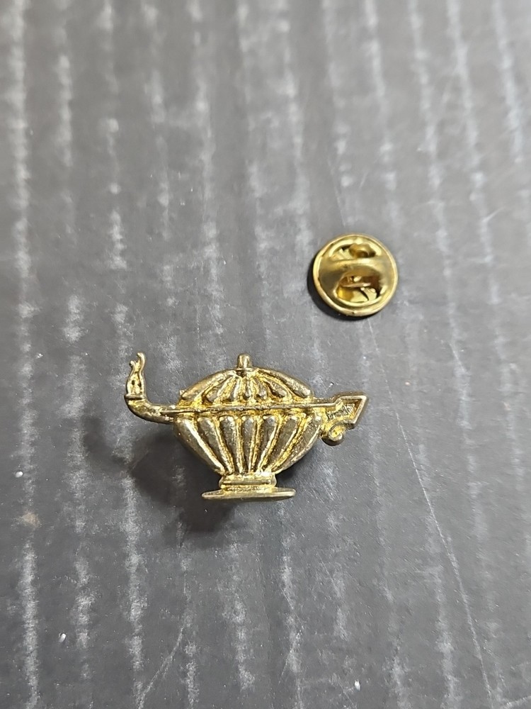 Vintage VTG Genie Oil PIN PINBACK LAPEL Lamp of Knowledge Learming Gold Tone P2