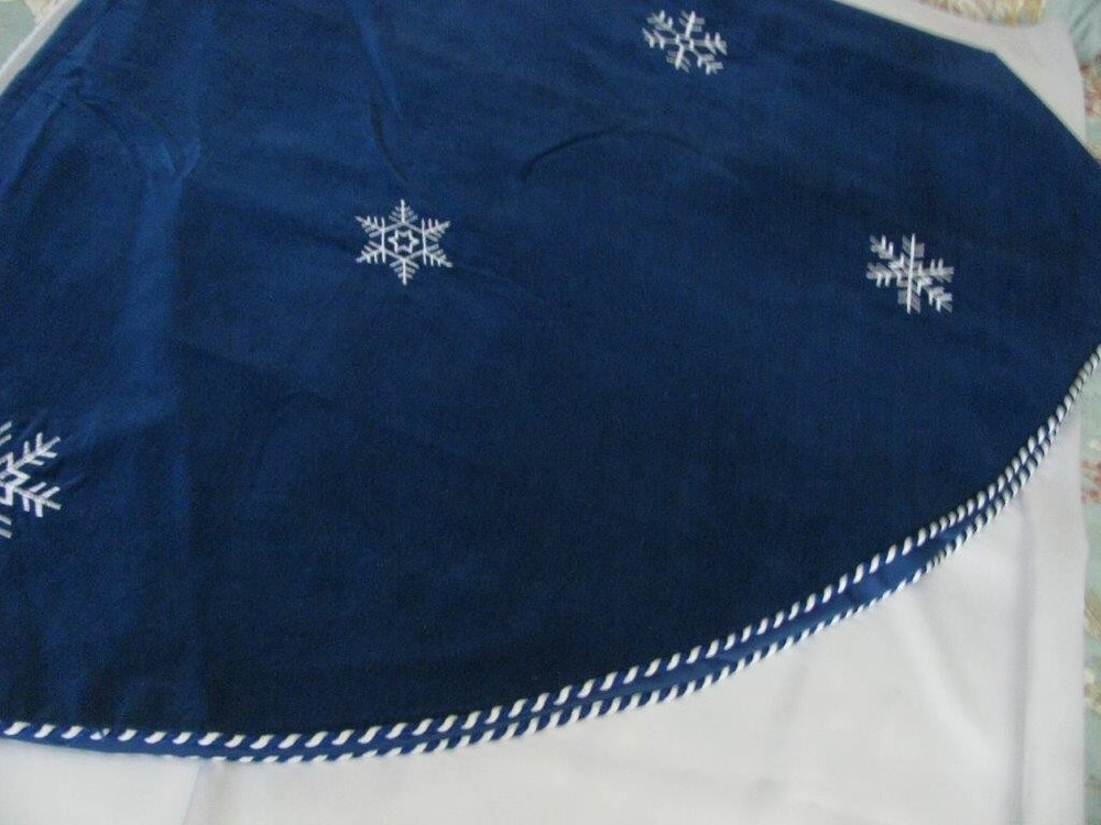 Belk’s Home Accent Christmas Tree Skirt 60” Blue Luxury Velvet W/Snowflakes NWOT-image