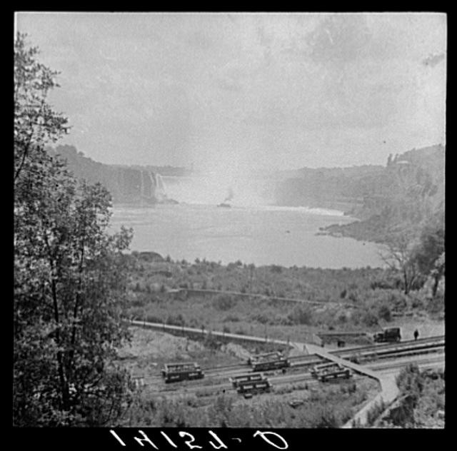 Photo:Niagara Falls, New York. Maid of the Mist boat in foreground