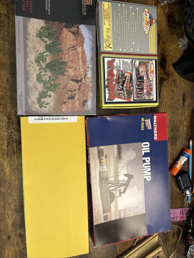Lot Of 4 Vintage Ho Gauge Train Building Kits. Pegasus, Walthers Oil Pump