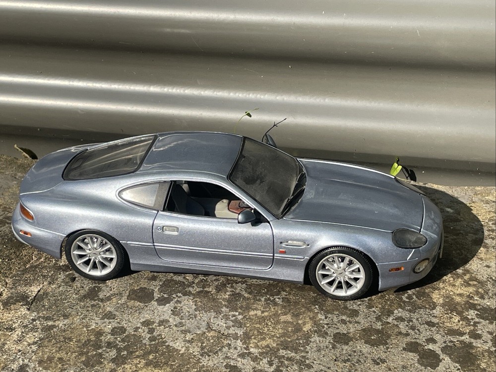 MAISTO  ASTON MARTIN DB7 VANTAGE 1/18 CLASSIC DIECAST MODEL CAR BLUE METALLIC