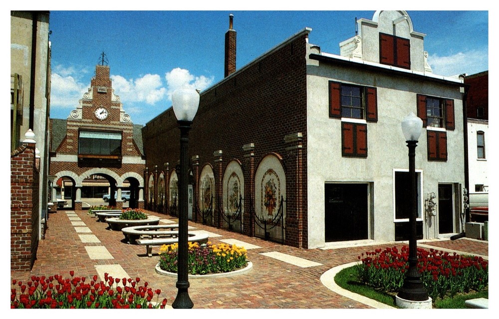 Pella IA Iowa The Klokkenspel Franklin Place Mall Chrome Postcard