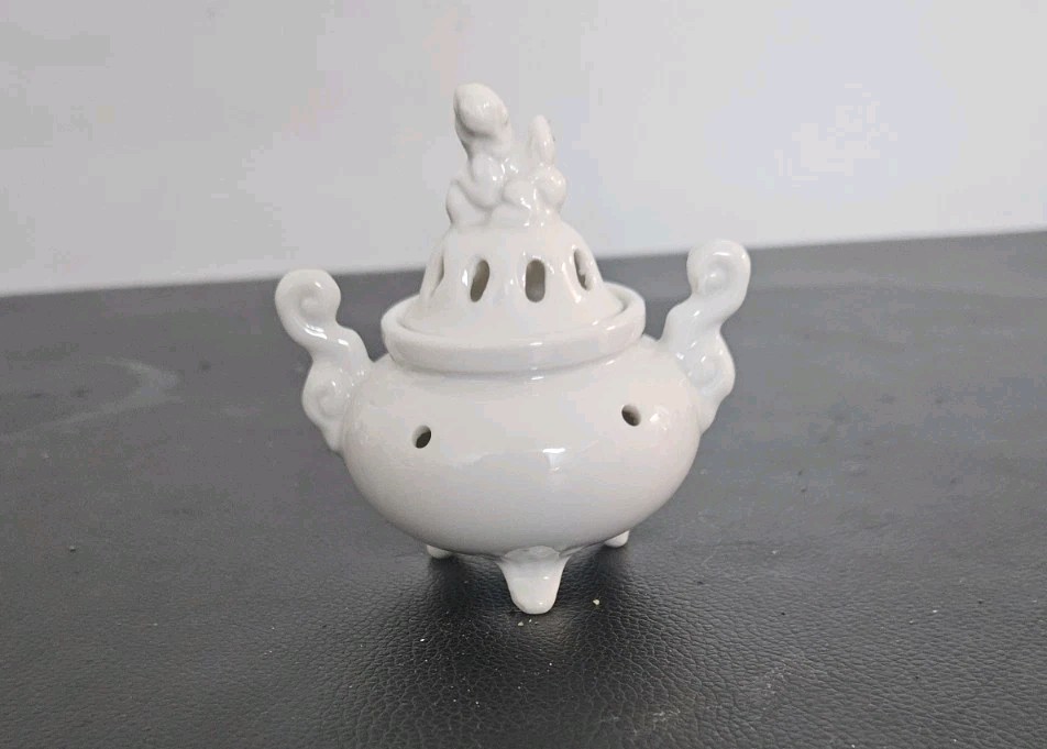 VINTAGE JAPANESE White PORCELAIN FOO DOG INCENSE BURNER 3 LEGS VGC