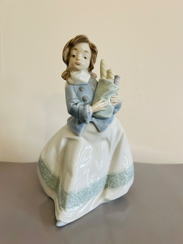 Lladro Nao Girl Daisa Fresh Bakery Figurine Collectible