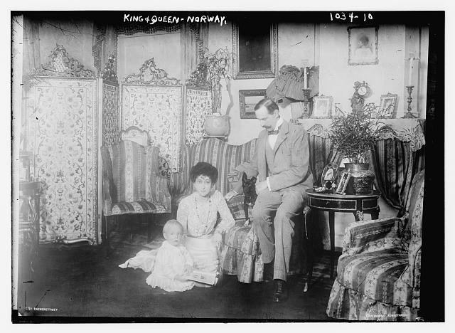 Photo:King Haakon & Queen Maud - Norway,Crown Prince Olaf,baby,family