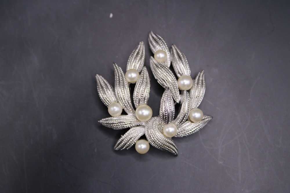 Rare Signed CROWN TRIFARI Vintage Silver Tone Faux Pearl Leaf Brooch Pin
