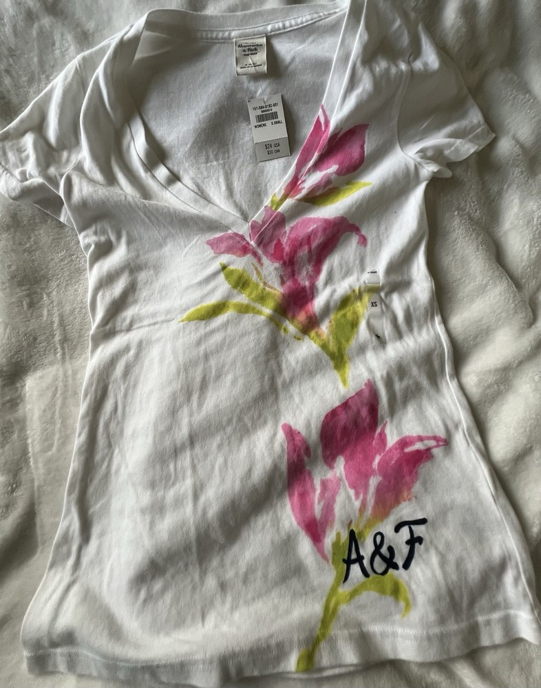 Abercrombie Women’s White SS T-shirt Pink/Green Flowers. Apple Blossom Attire