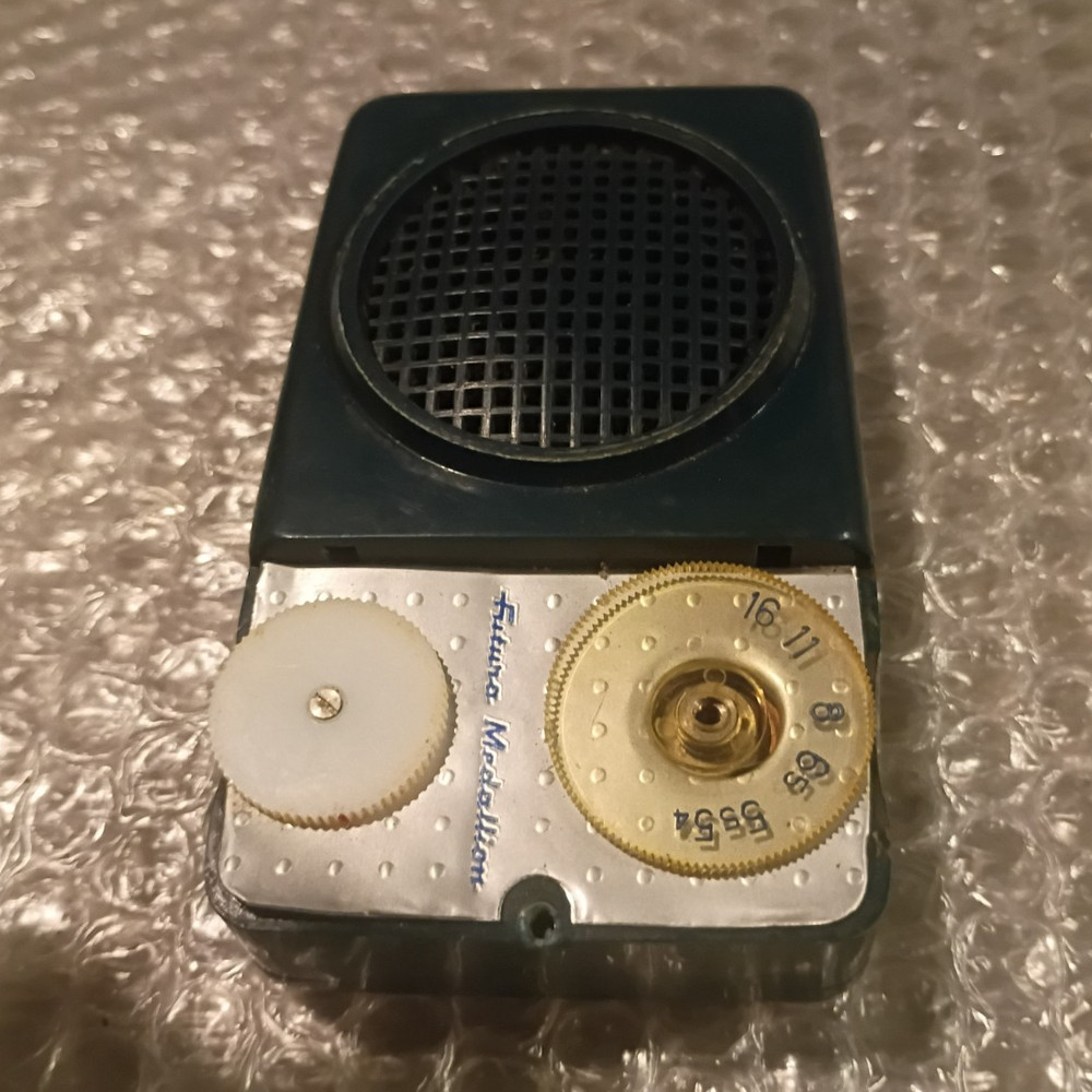 Vintage Futura Medallion Model 888 Transistor Radio FREE SHIPPING