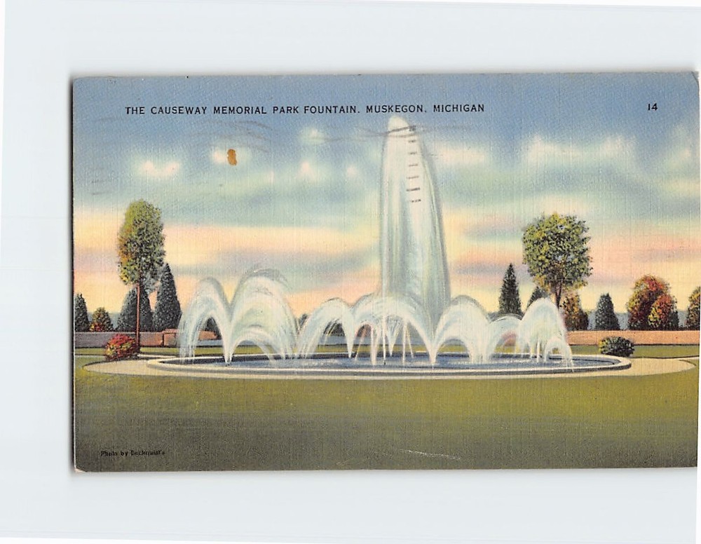Postcard The Causeway Memorial Park Fountain Muskegon Michigan USA