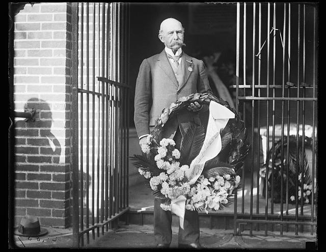 Photo:Wreath at George Washington's tomb, Mount Vernon, Virginia