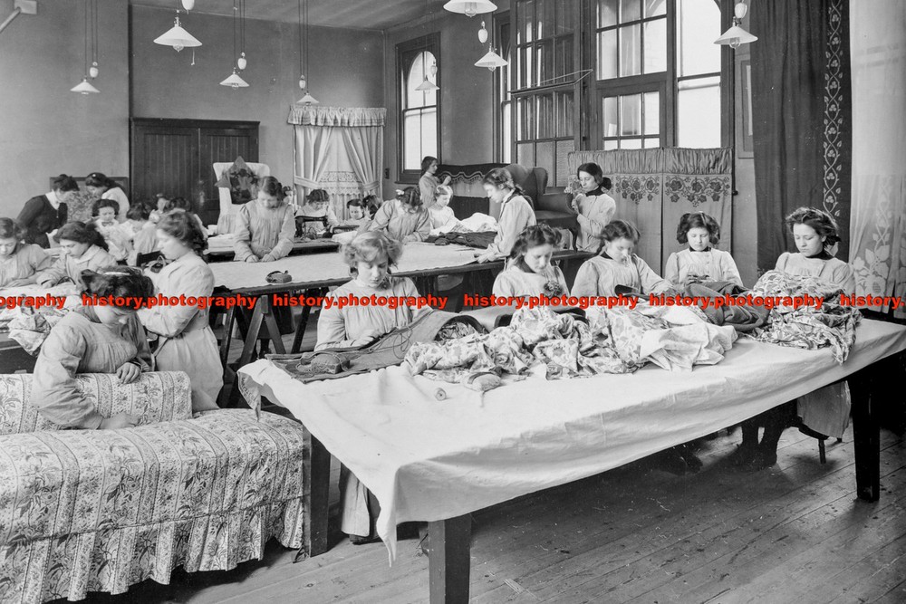 F001649 An Upholstery class for female students at Borough Polytechnic Southwark
