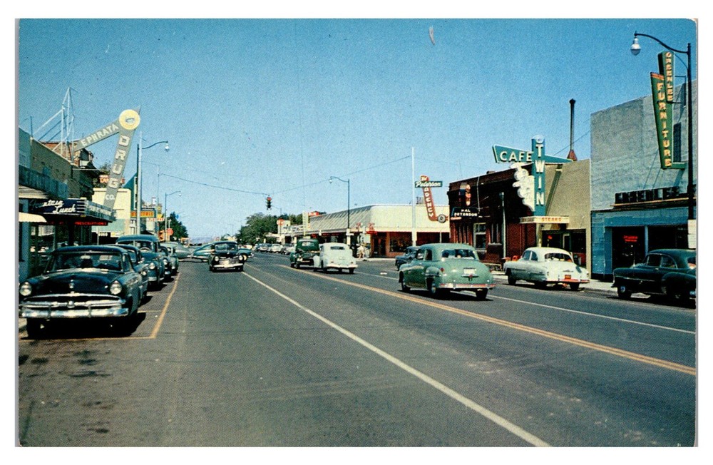 Ephrata, Washington - Busy Street View - Vintage Postcard