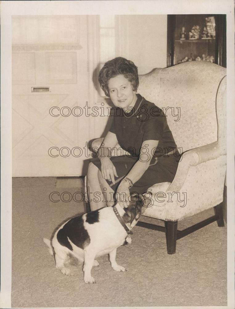 1973 Press Photo Dot Helms With Dog Wife of Jesse US Senator North Carolina