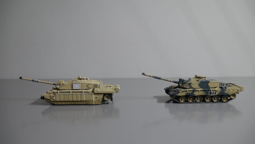Lot of 2 Dragon Armor 1/72 die cast tank models Challenger 2 #60044 used damaged