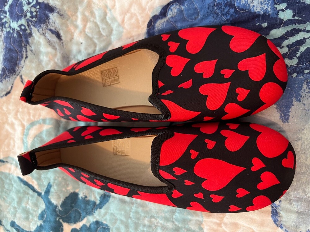 Womens Size 7.5 Slip on Flats Black with Red Hearts