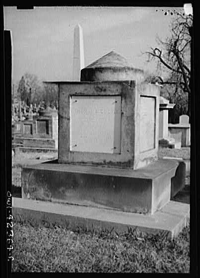 Photo:Washington, D.C. A grave monument in the Congressional cemetery