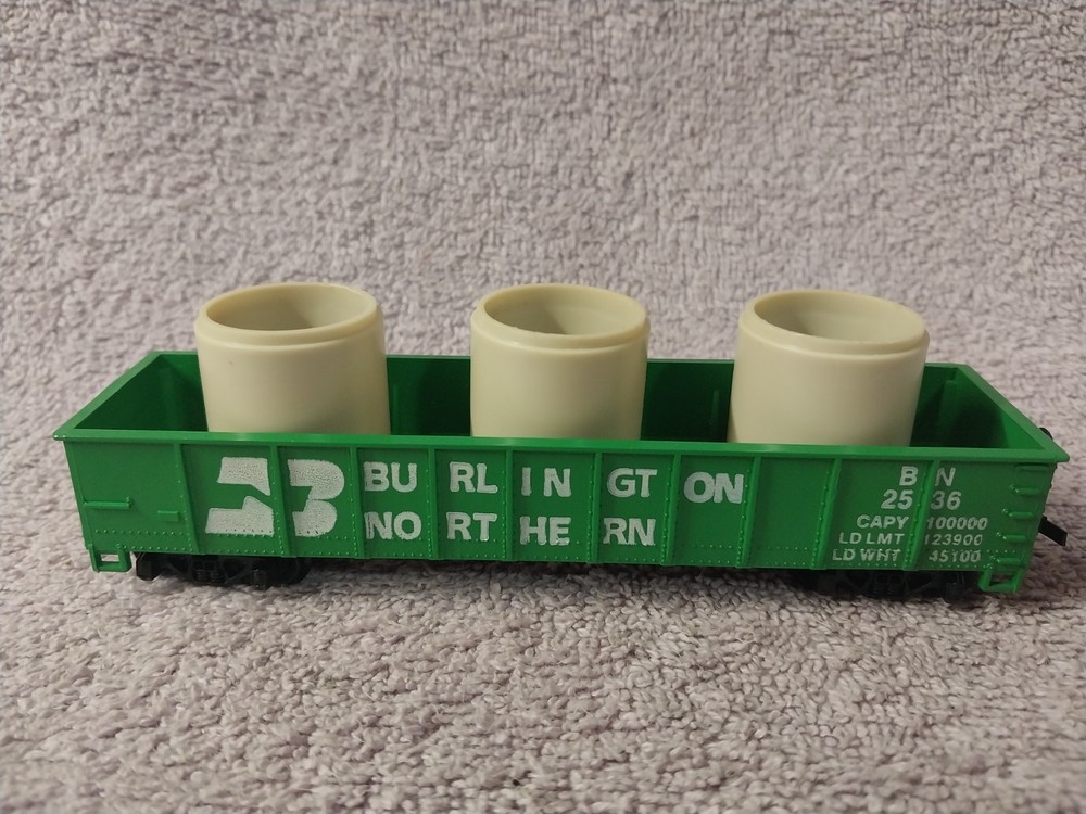 Tyco HO Burlington Northern Gondola with Pipes 341G Model Train Freight Car