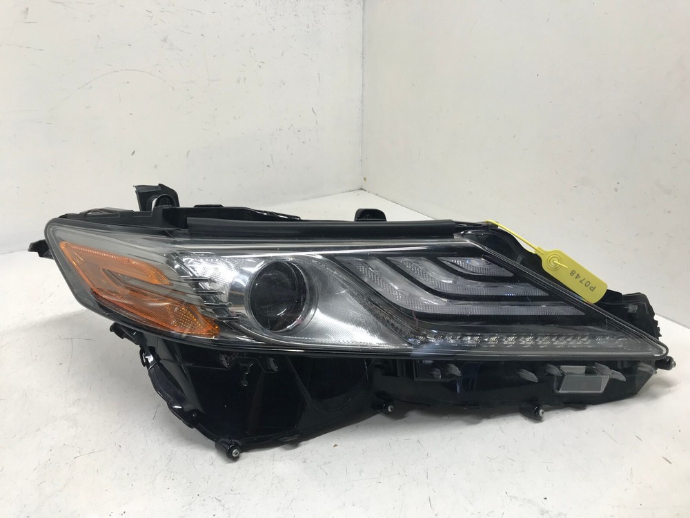 Right Passenger RH Headlight for 2018-2020 Toyota Camry XLE XSE OEM 81110-06D70