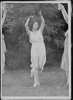 Photo:Elizabeth Duncan Dancers and Children 1910s Dance Performance