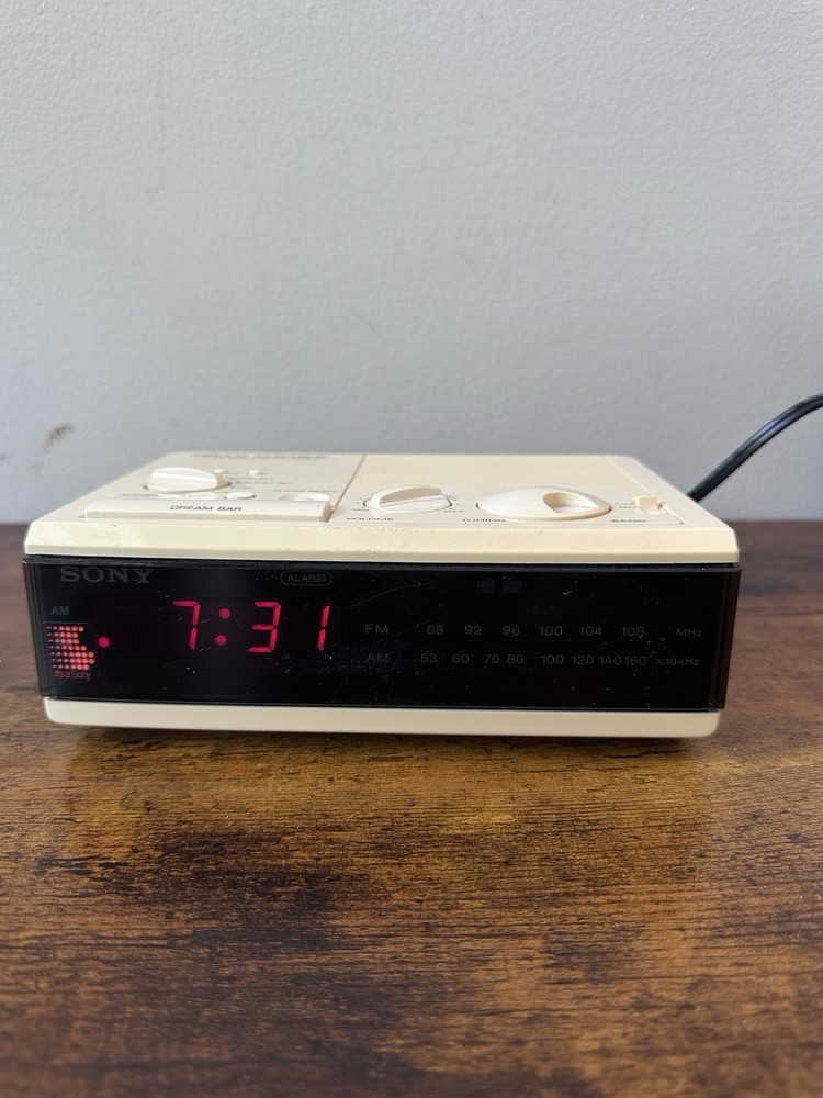 Vintage Sony Dream Machine Digital Alarm Clock Radio FM/AM Beige 1980s ICF-C2W