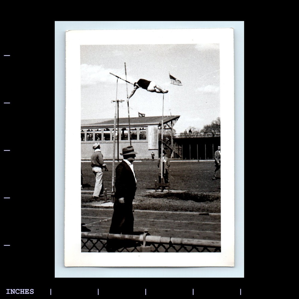 Old Vintage Photo MEN TRACK AND FIELD POLE VAULT VAULTER VAULTING AMERICAN FLAG