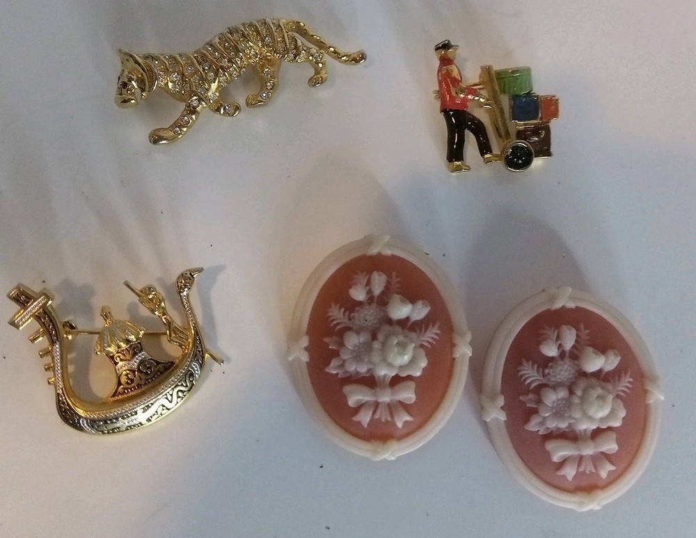 Avon Jewelry Brooches 2  Gold Tone Lot Cat Jewels Pin Vintage Cowuette Luxury