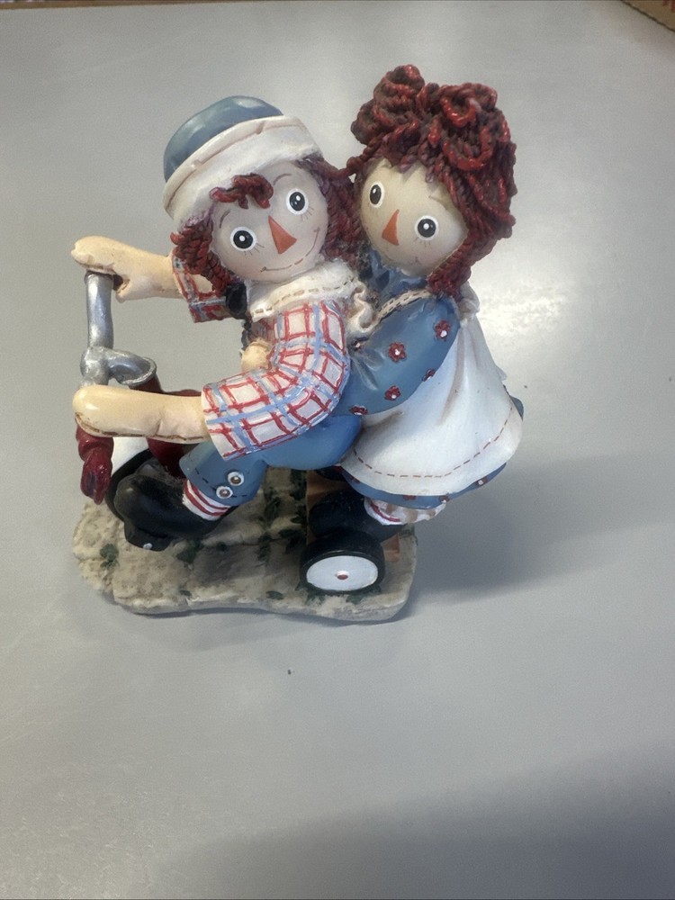 RAGGEDY ANN ANDY Figurine Happiness is Sharing