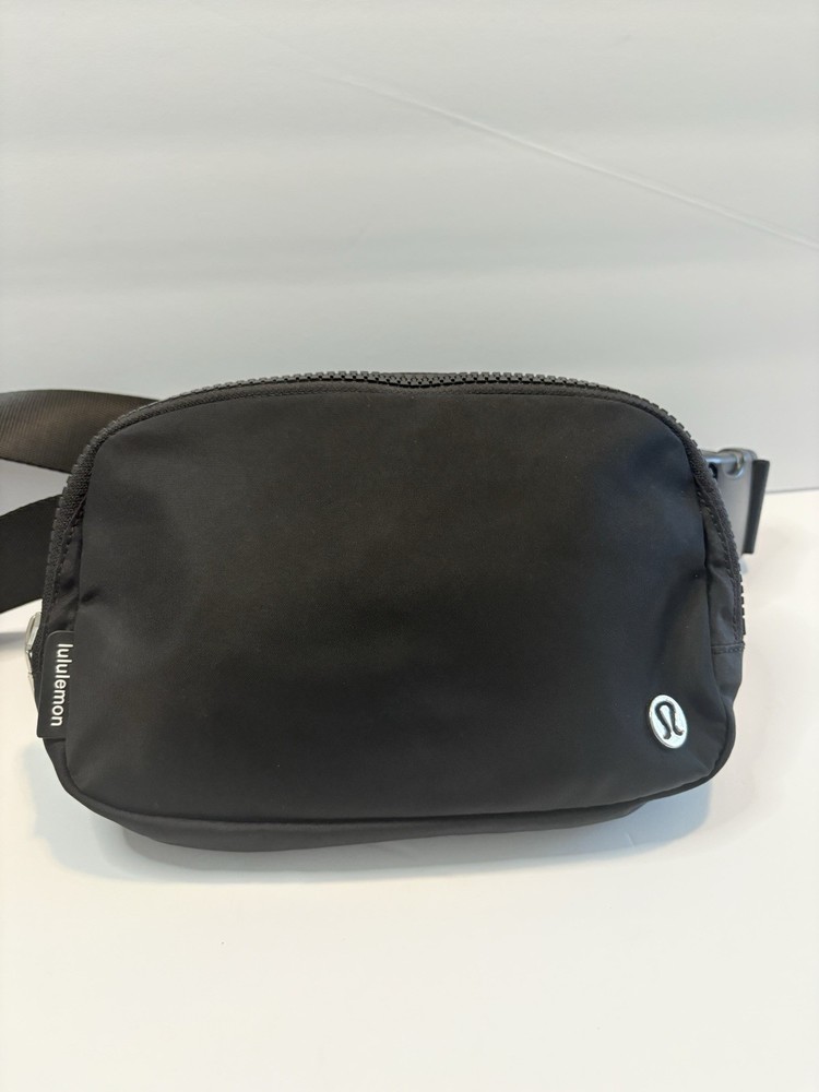 Lulemon Everywhere 1L Black Belt Bag Crossbody Waist Pack EUC