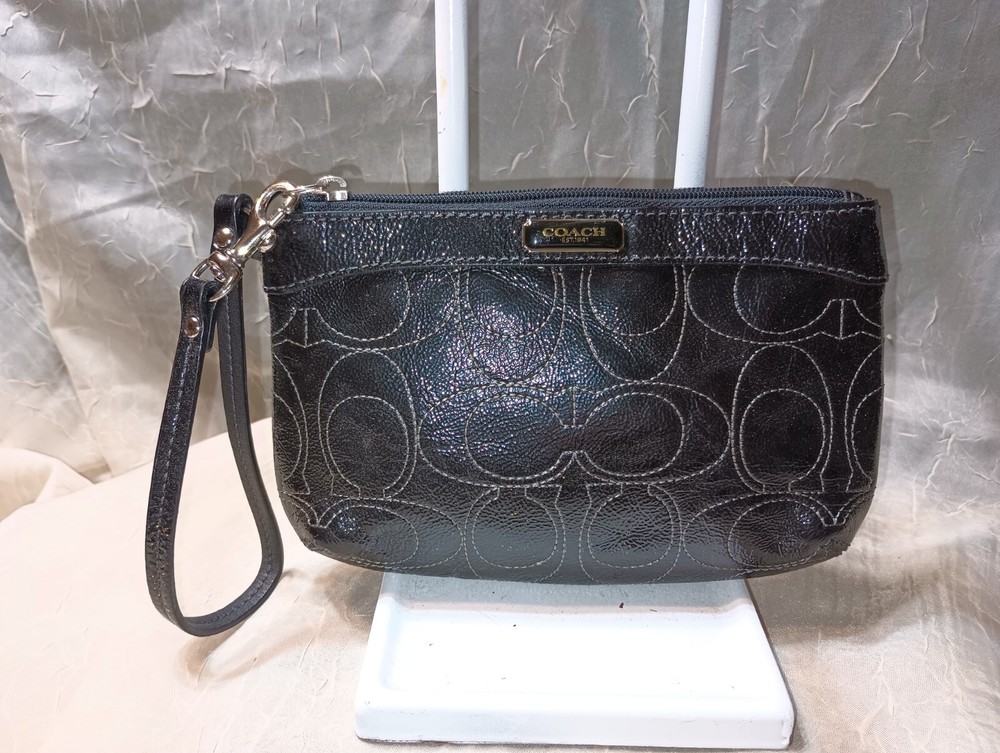 Coach Signature Poppy “C” Wristlet Black Patent Leather Zip