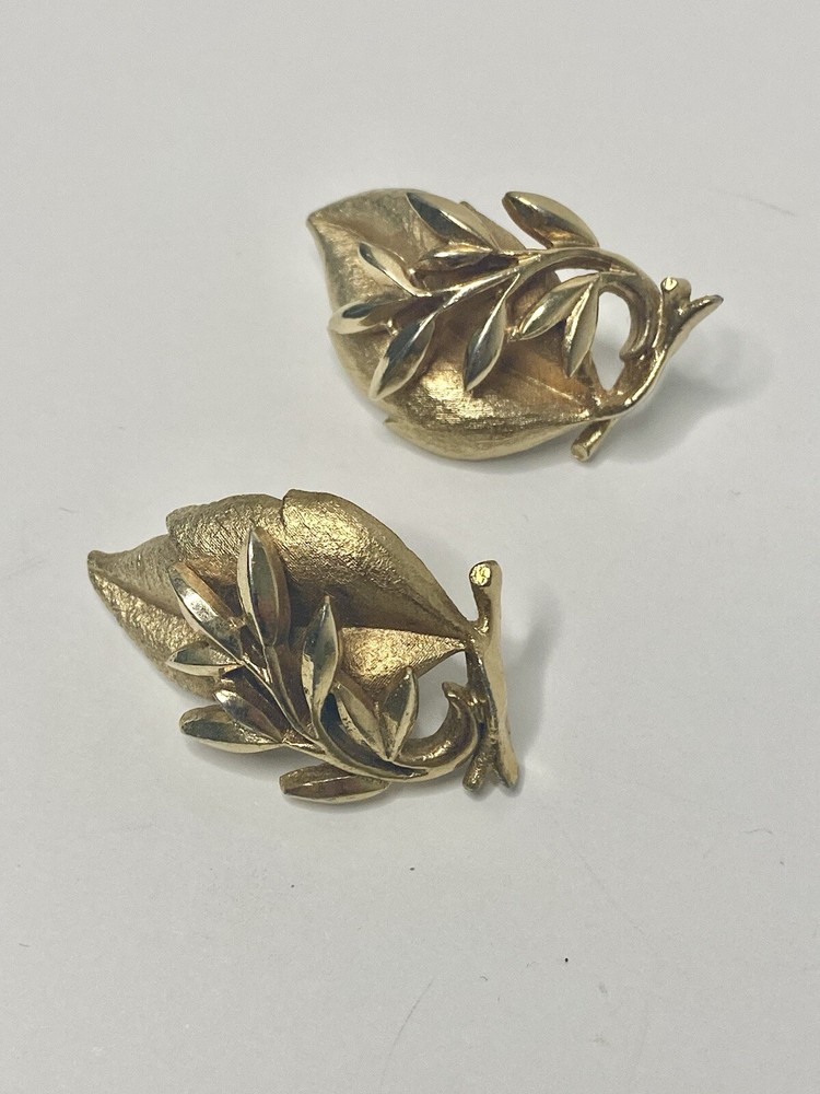 Sarah Coventry Gold Tone Leaf Clip On Earrings Vintage