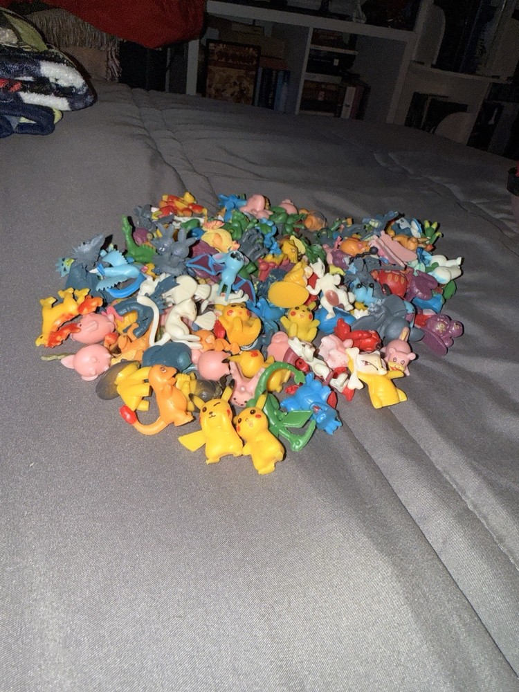 Pokémon Miniature Figurines Pikachu Charizard Squirtle Poké Ball Case