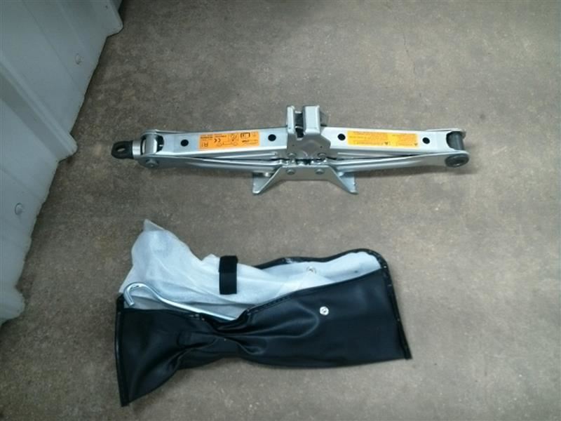 ROGUENEW  2014 Jack 104636050 NO FOAM TRAY NO SPARE TIRE