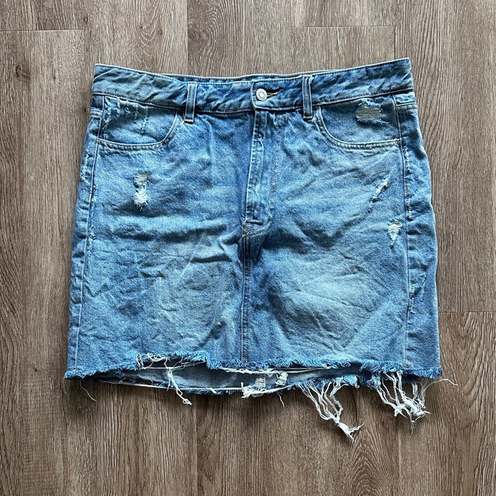 H&M Medium Wash Raw Hem Denim Mini Skirt Size 12 Casual Chic Style