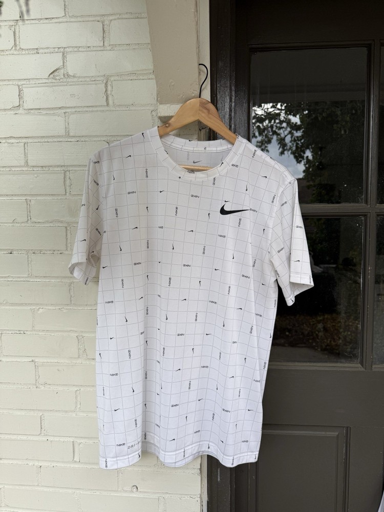 Nike Men’s White/Black Grid Graphic Short Sleeve T-Shirt L