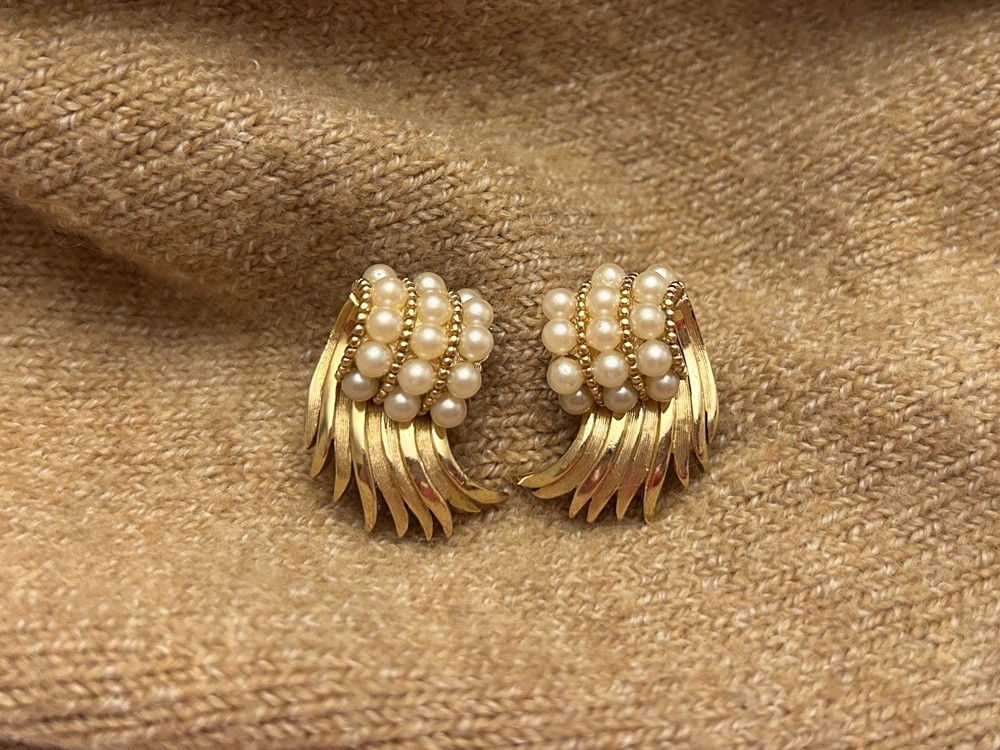 Vintage Crown Trifari Gold Tone Faux Pearl Feather Spray Clip On Earrings