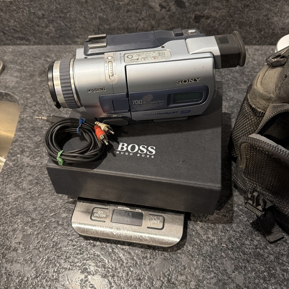 Sony Handycam TRV530 Digital 8 Video Camcorder  (READ)