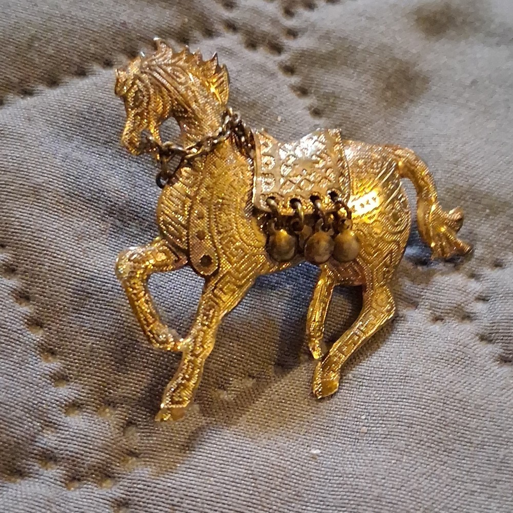 Gold Tone Horse Brooch Pin Animal Theme Vintage Dangling Saddle Detail Jewelry