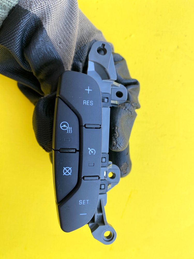 2008-2017 BUICK ENCLAVE STEERING WHEEL CRUISE CONTROL SWITCH OEM 15824113