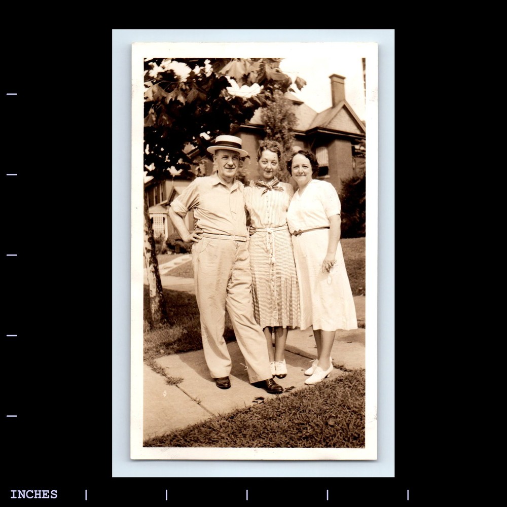 Vintage Photo AFFECTIONATE WOMEN MAN ON SIDEWALK