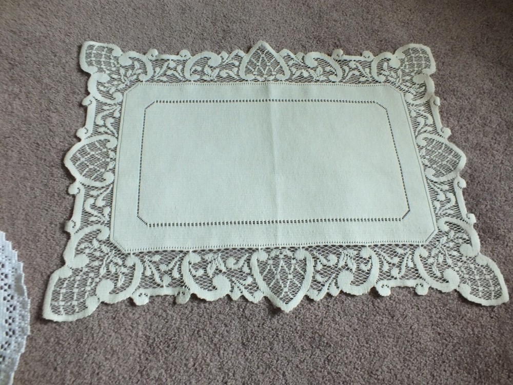 Beautiful Collectible Heritage Lace Doily Table Linen Off White 20 x 14