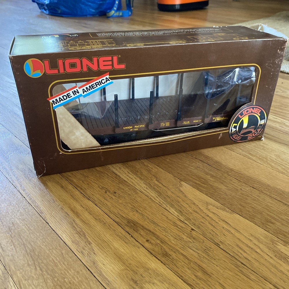 G Scale - LIONEL 8-87504 - UNION PACIFIC 7504 FLAT CAR W/ STAKES and box!