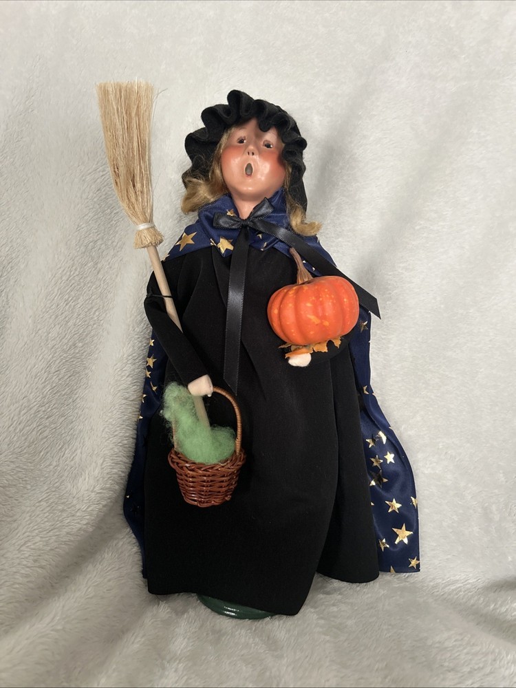 Byers Choice LTD 2020 Witch With Star Cape 7201