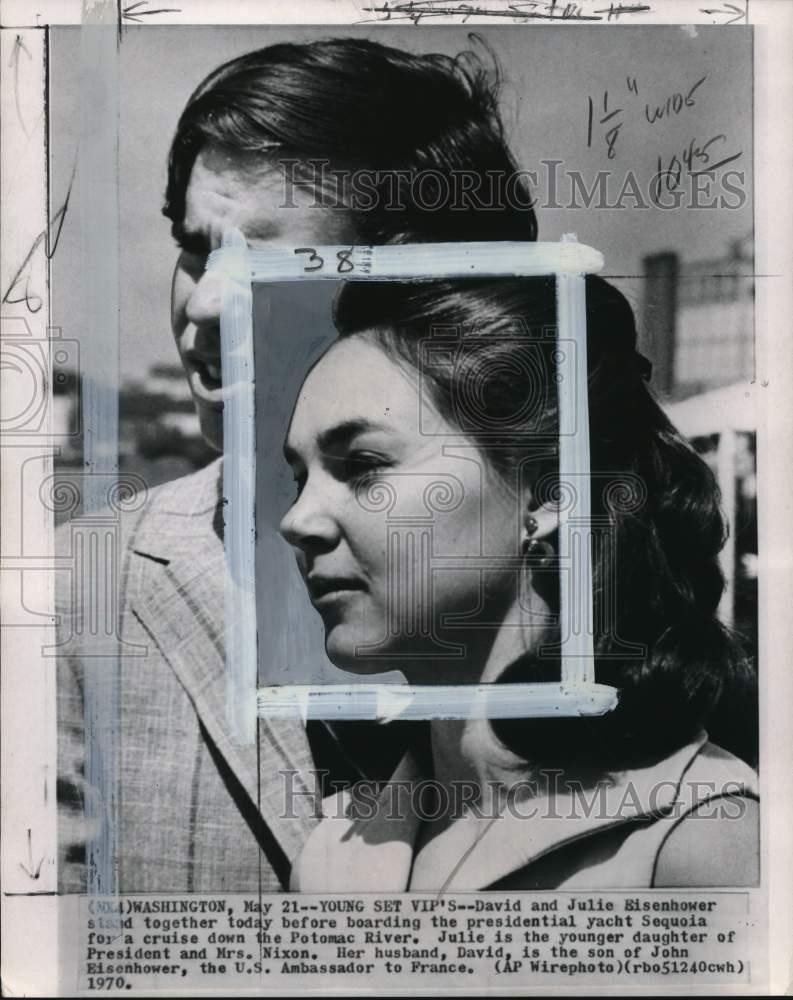1970 Press Photo David & Julie Eisenhower boarding presidential yacht in DC