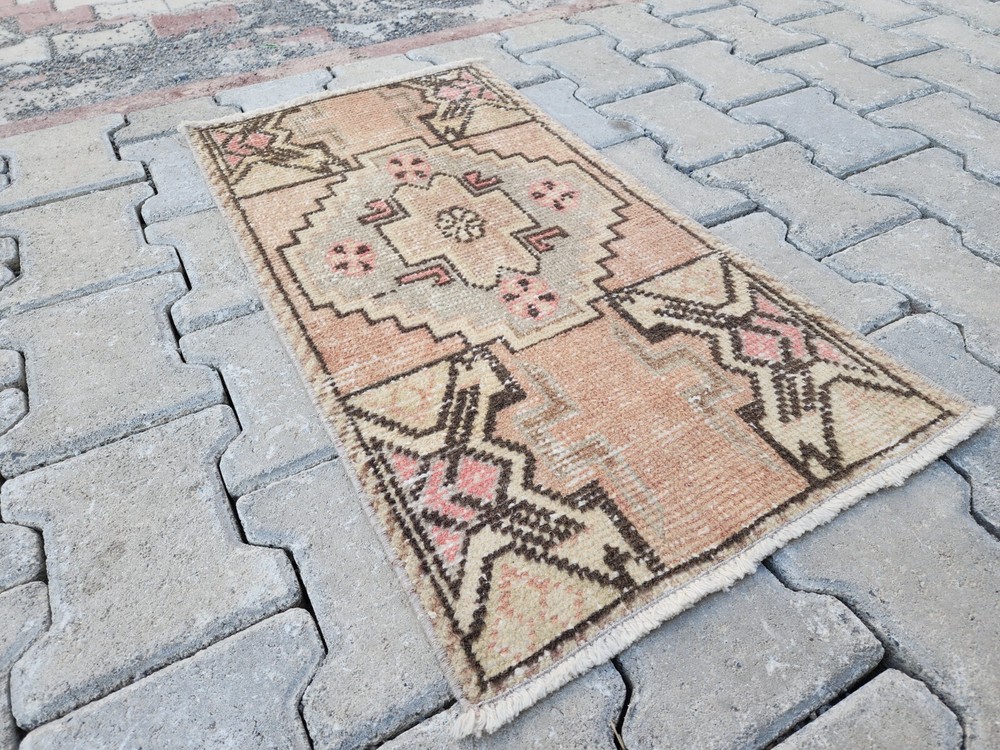 Mini Turkish Oushak Wool Rug 1.4x2.7 ft in Cinnamon Pink with Medallion Design