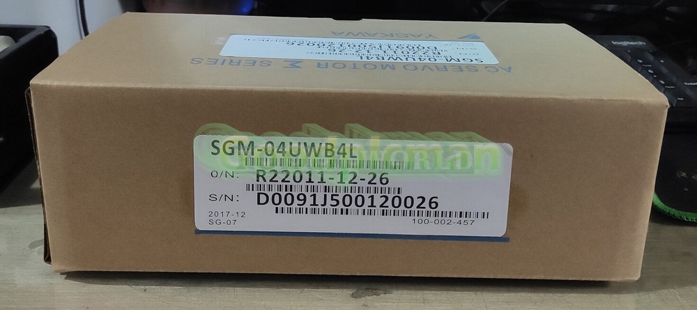 1PCS NEW Yaskawa servo motor SGM-04UWB4L